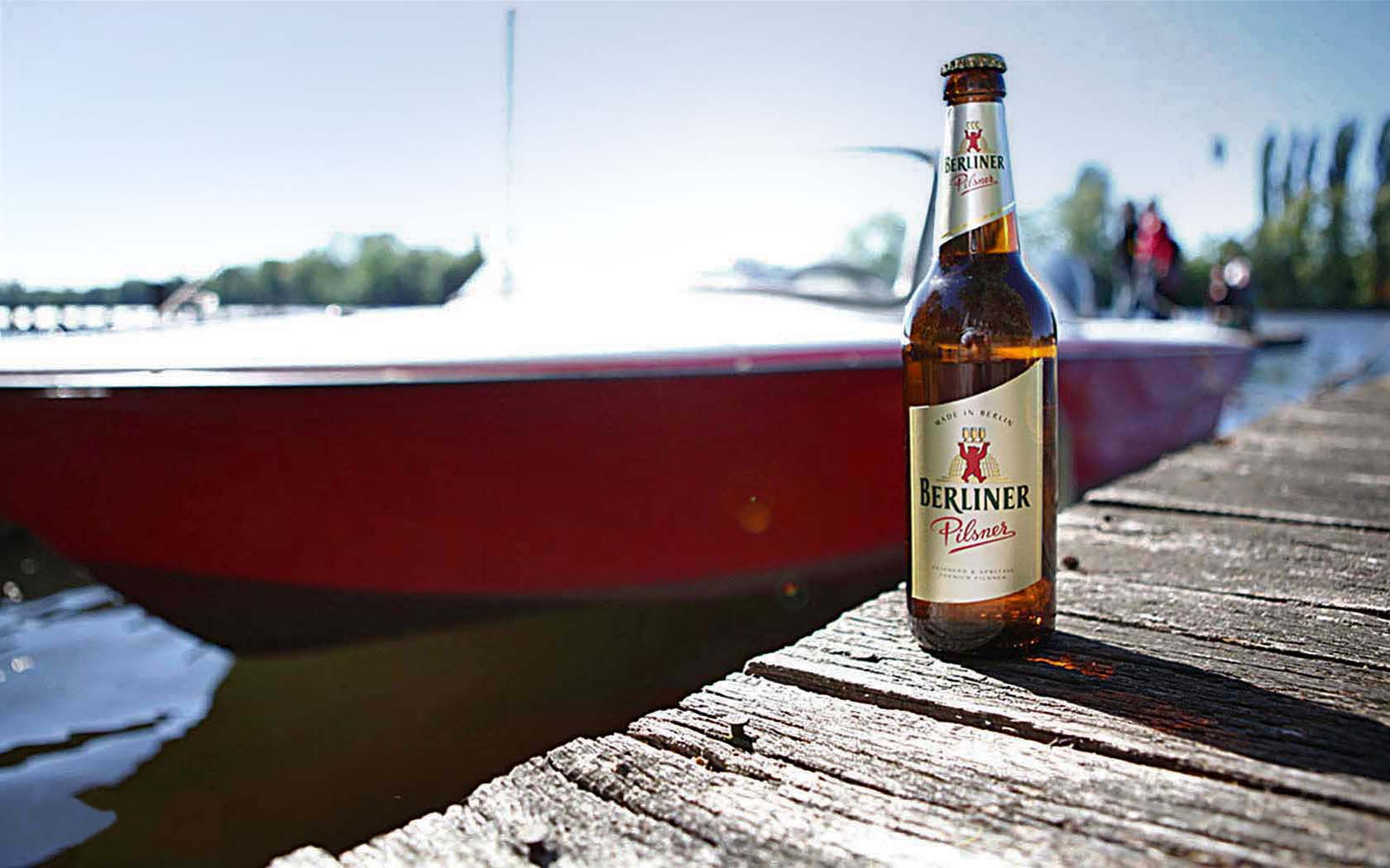 Foto Berliner Pilsner Kampagne Flasche Etikett Steg Boot