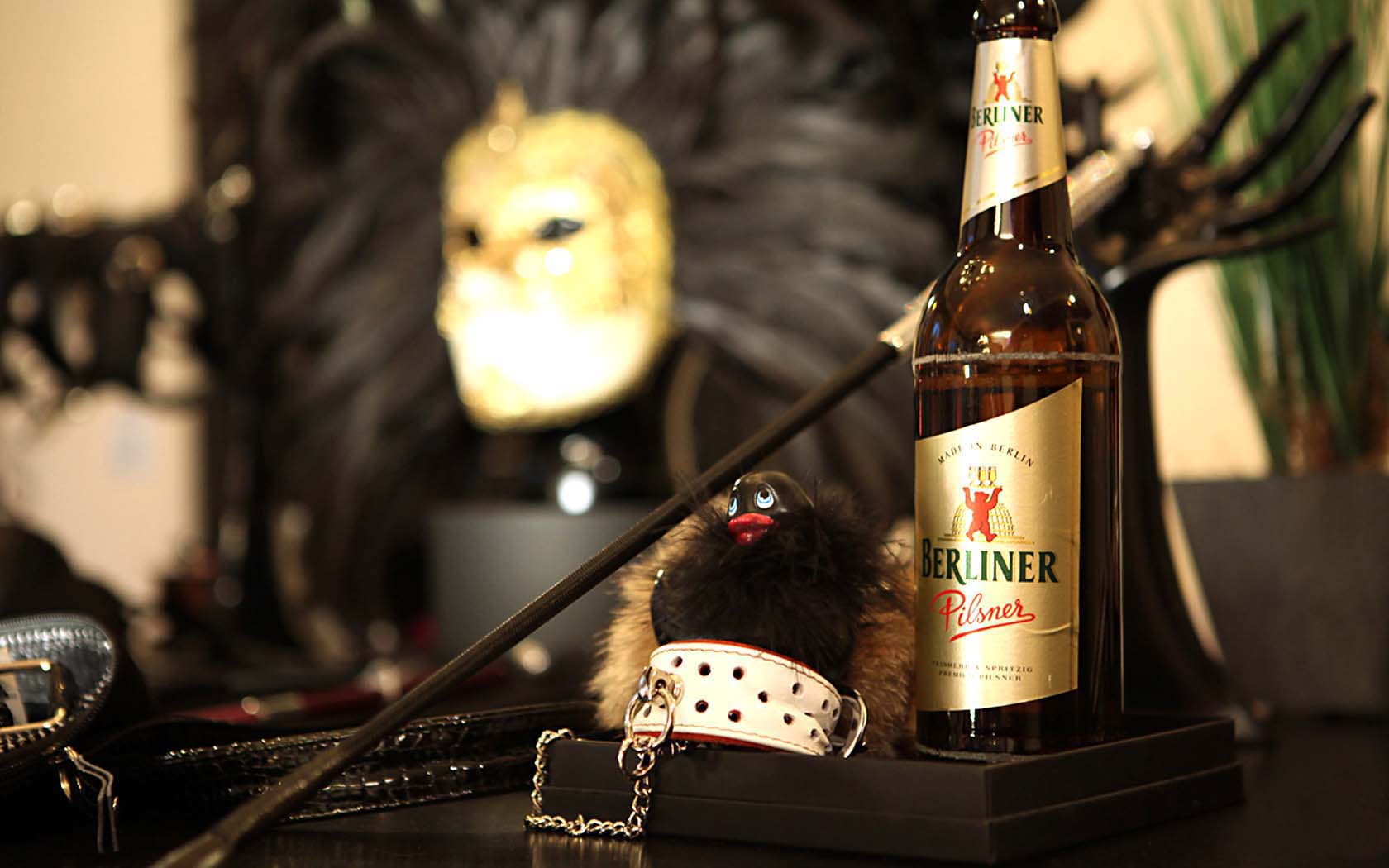 Foto Berliner Pilsner Kampagne Flasche Dita Von Teese Burlesque