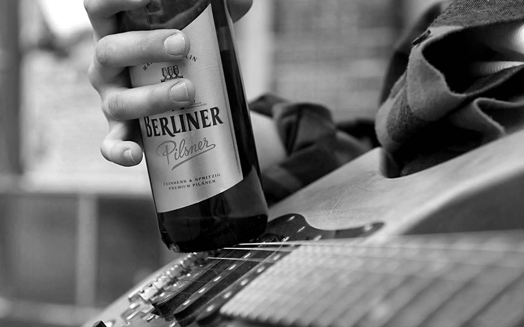 Foto Berliner Pilsner Kampagne Flasche Etikett Gitarre
