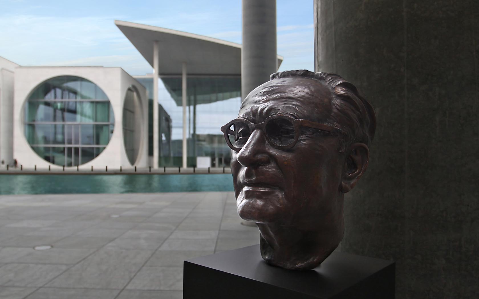 Foto Paul-Loebe-Haus Büste Skulptur