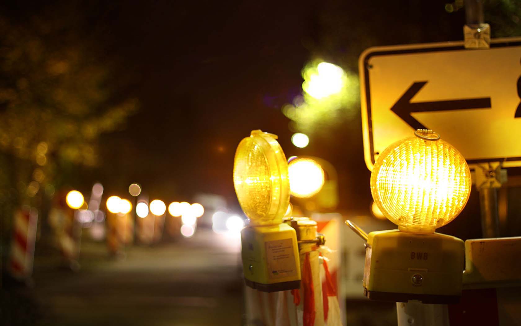 Foto Berlin Baustelle Baulampe nachts