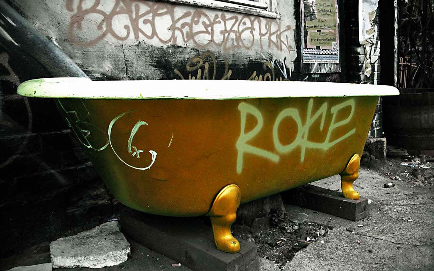 Foto Badewanne Kunstobjekt RAW-Gelände Berlin